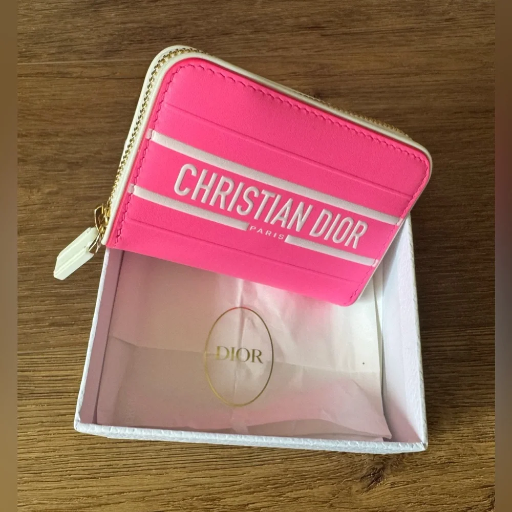 DIOR-AUTHENTIC (NWT) Small Pink & White Leather Vibe Voyageur Wallet